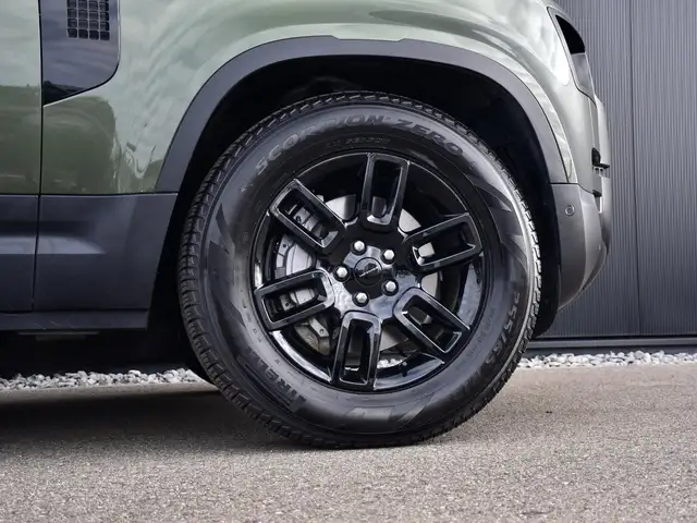 Land Rover Defender view 25