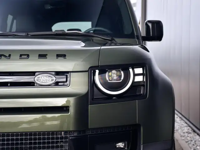 Land Rover Defender view 13