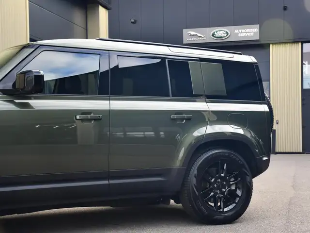 Land Rover Defender view 24
