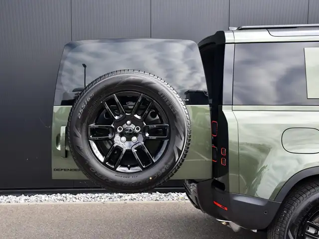 Land Rover Defender view 30