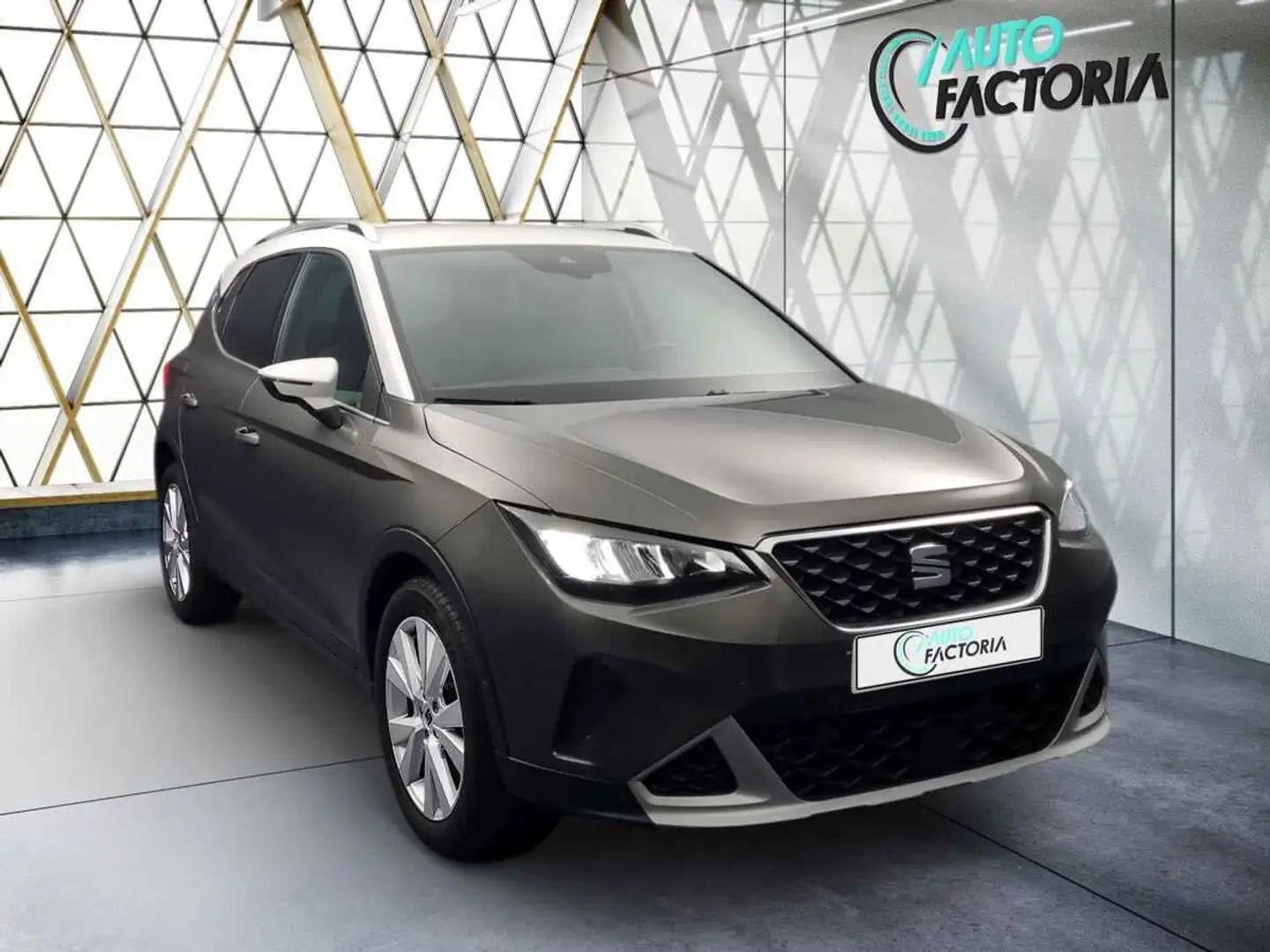 SEAT Arona -30% 1.0 TSI 115cv BVA XPERIENCE +CAM+LED+Opts Gris - 2