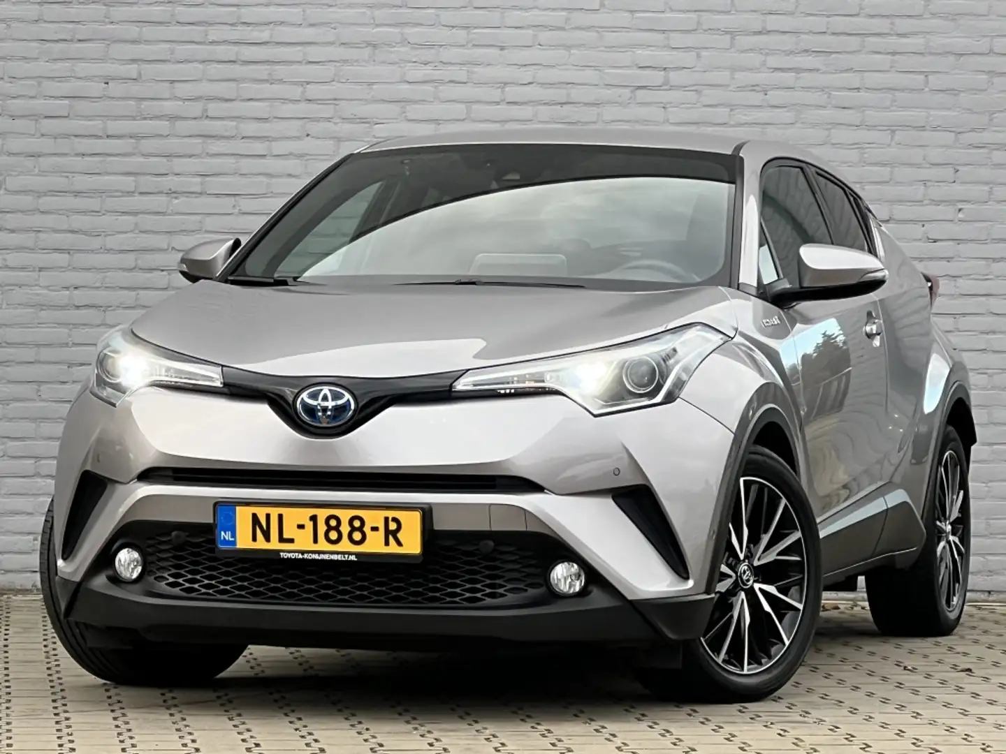 Toyota C-HR 1.8 Hybrid Executive Automaat | Trekhaak | Navi | Grijs - 2