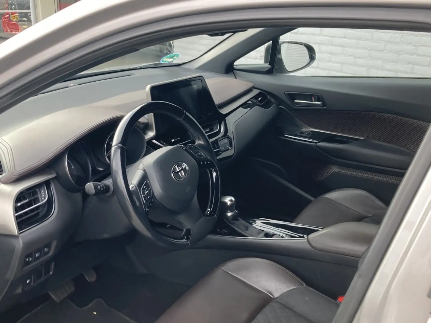Toyota C-HR 1.8 Hybrid Executive Automaat | Trekhaak | Navi | Gris - 2