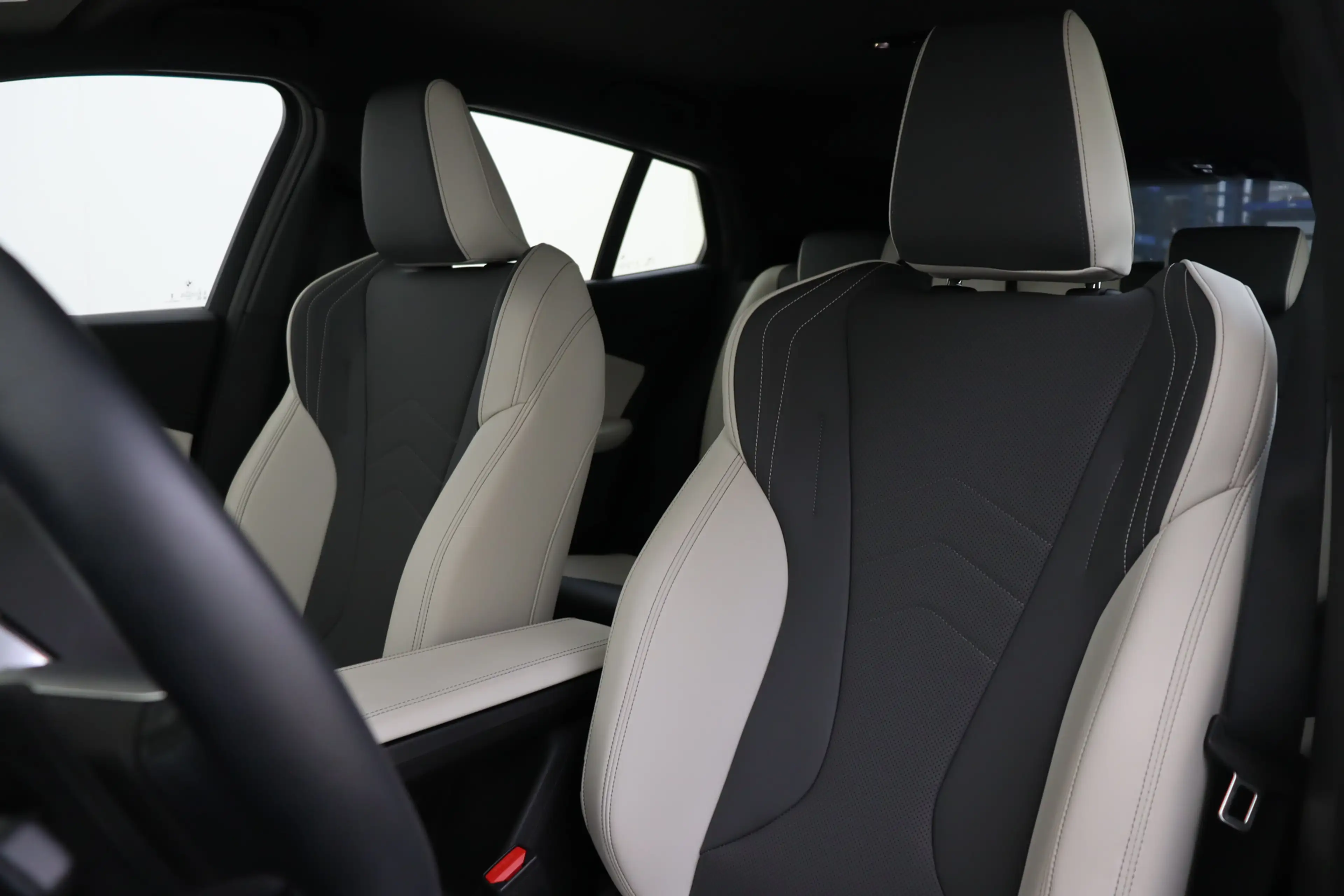 BMW iX2 eDrive20 M Sport / Sportstoelen / Comfort Access / — photo 8