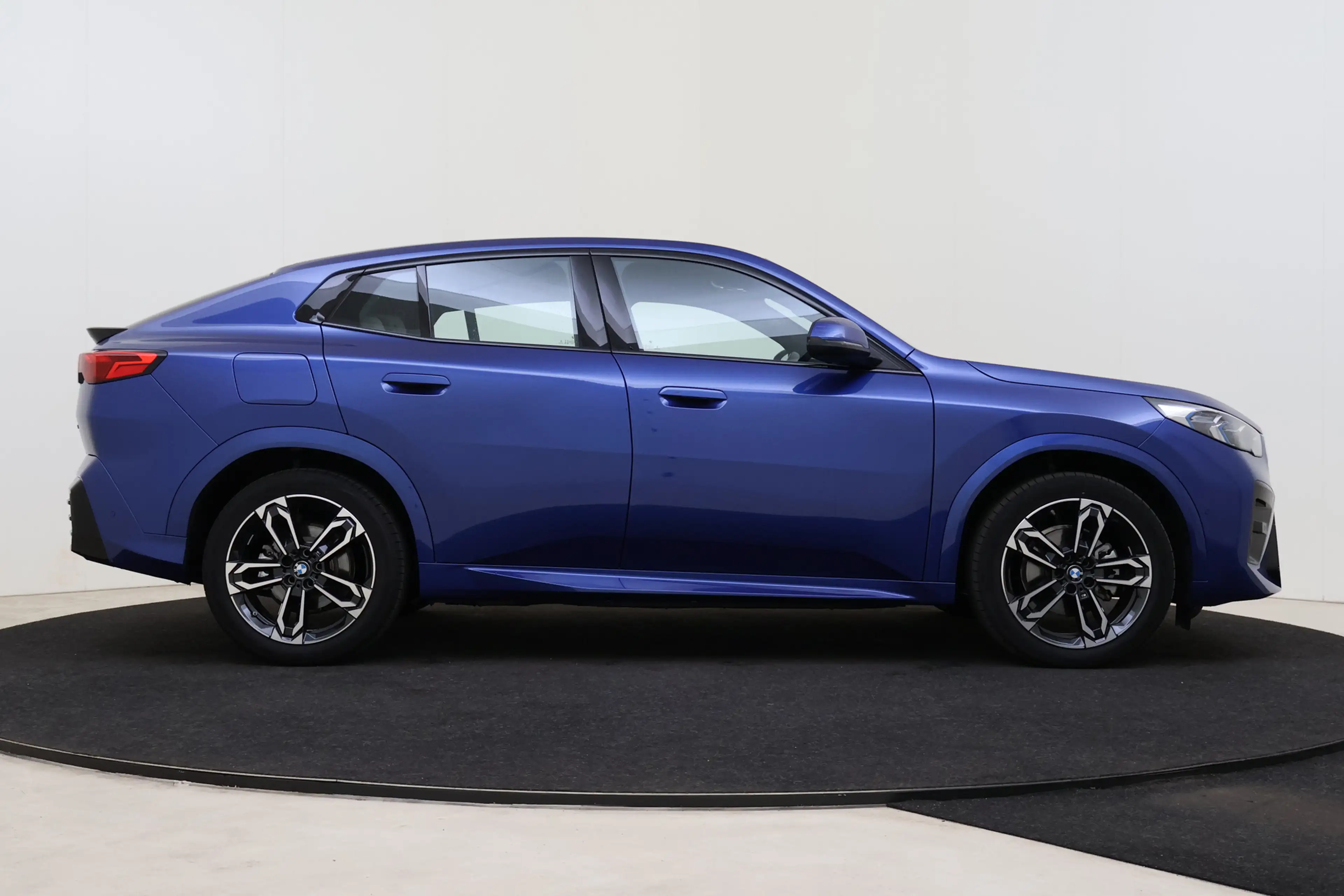 BMW iX2 eDrive20 M Sport / Sportstoelen / Comfort Access / — photo 7