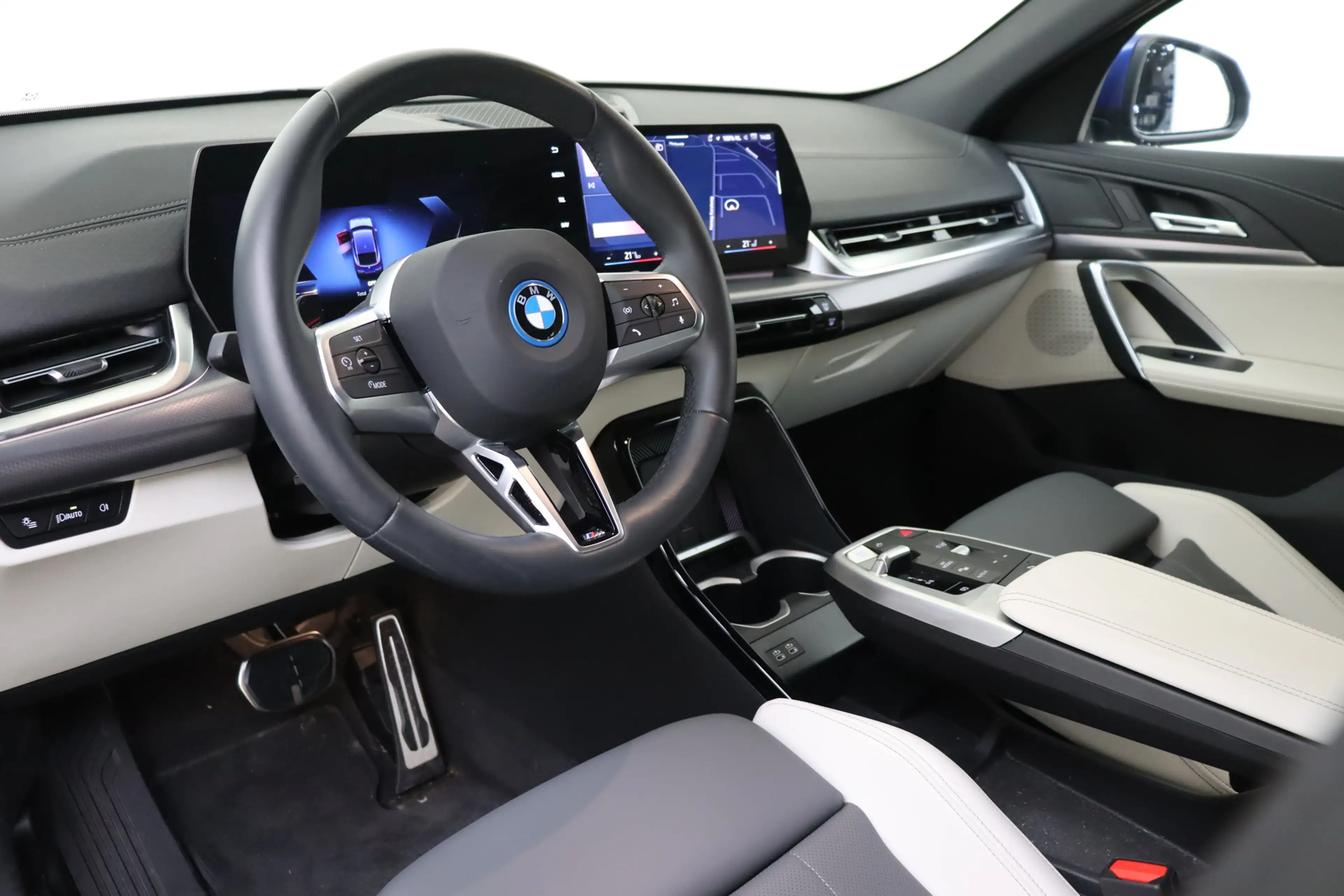 BMW iX2 eDrive20 M Sport / Sportstoelen / Comfort Access / — photo 3