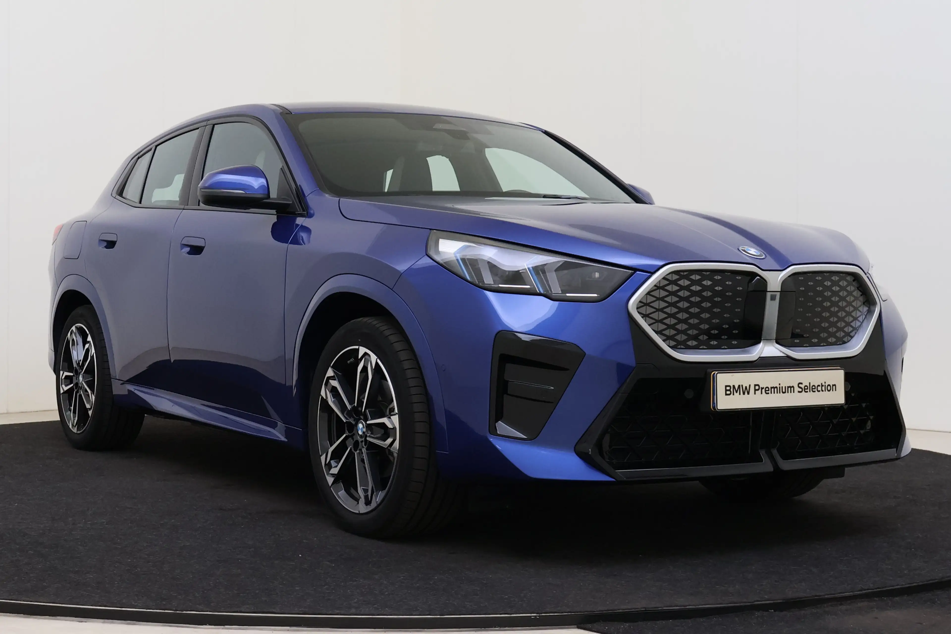 BMW iX2 eDrive20 M Sport / Sportstoelen / Comfort Access / — photo 13