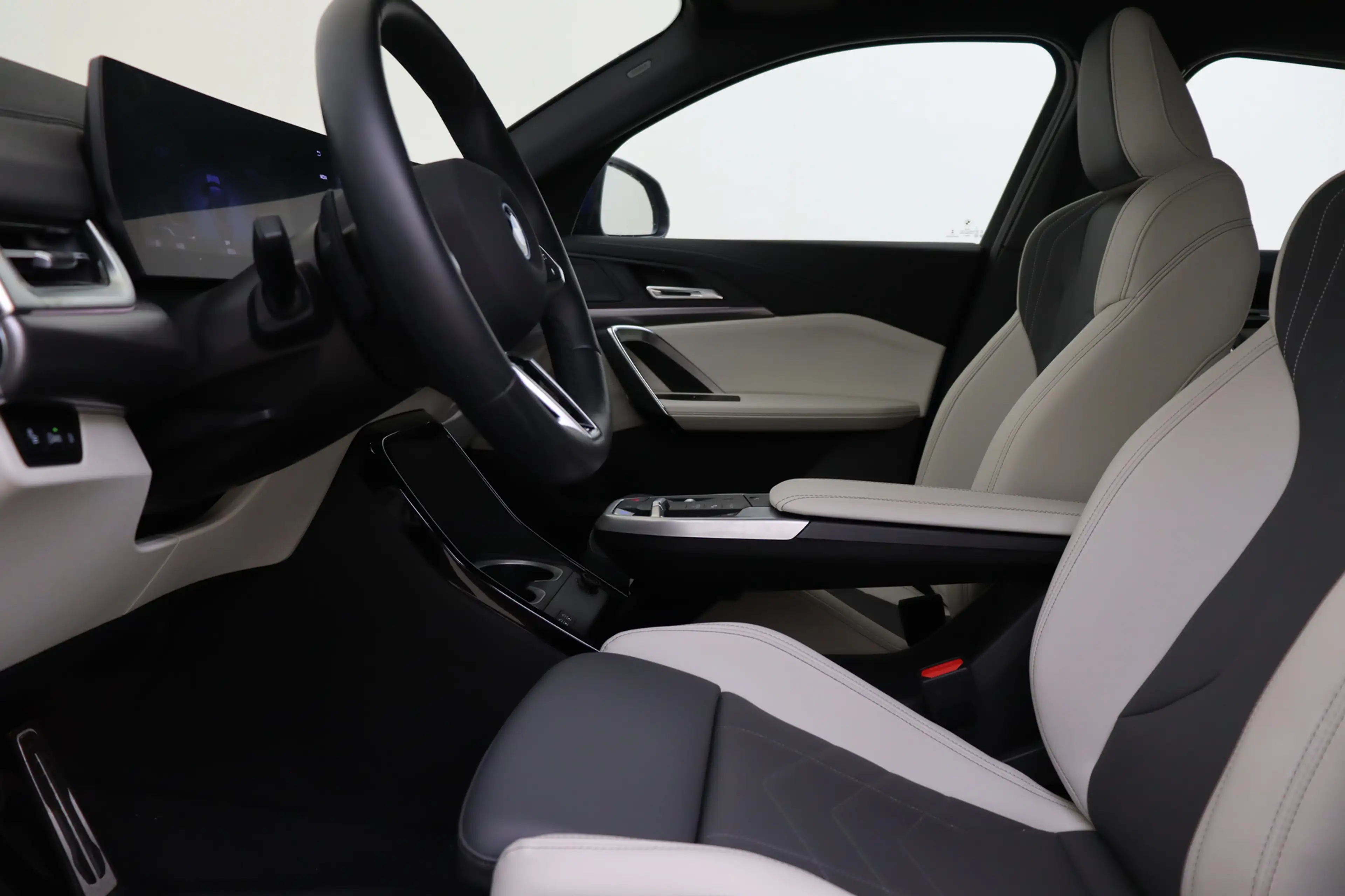BMW iX2 eDrive20 M Sport / Sportstoelen / Comfort Access / — photo 12