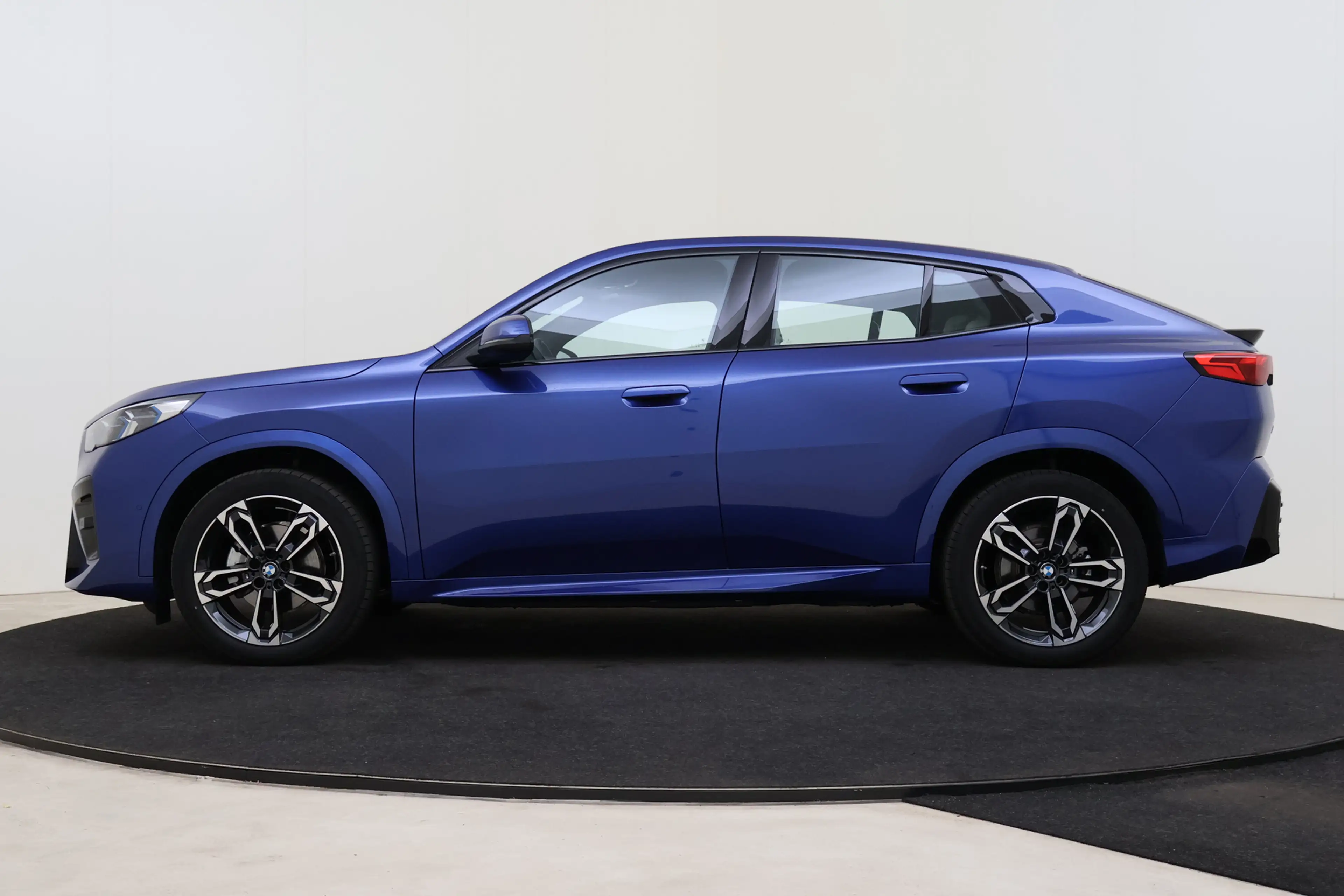 BMW iX2 eDrive20 M Sport / Sportstoelen / Comfort Access / — photo 14