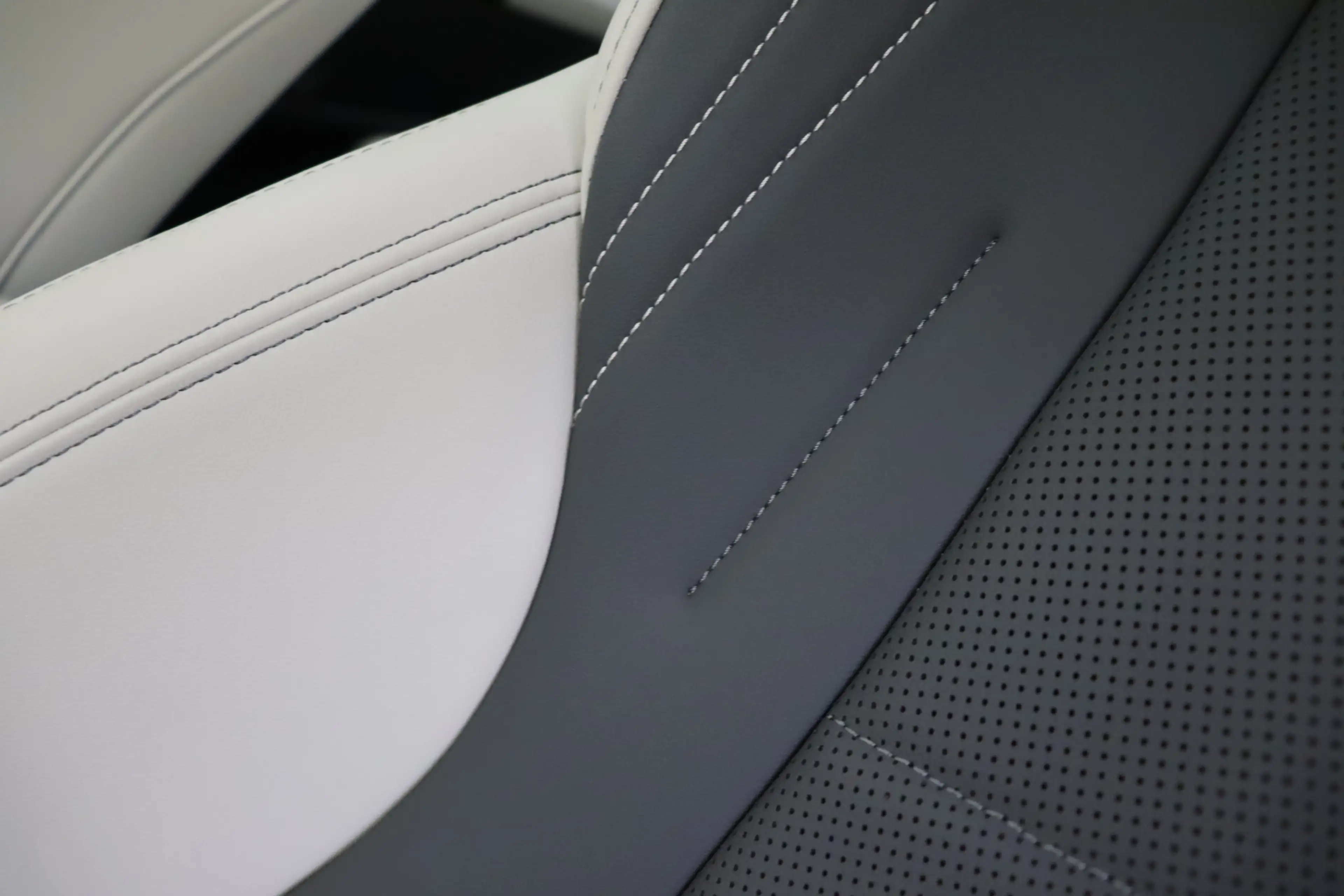 BMW iX2 eDrive20 M Sport / Sportstoelen / Comfort Access / — photo 9