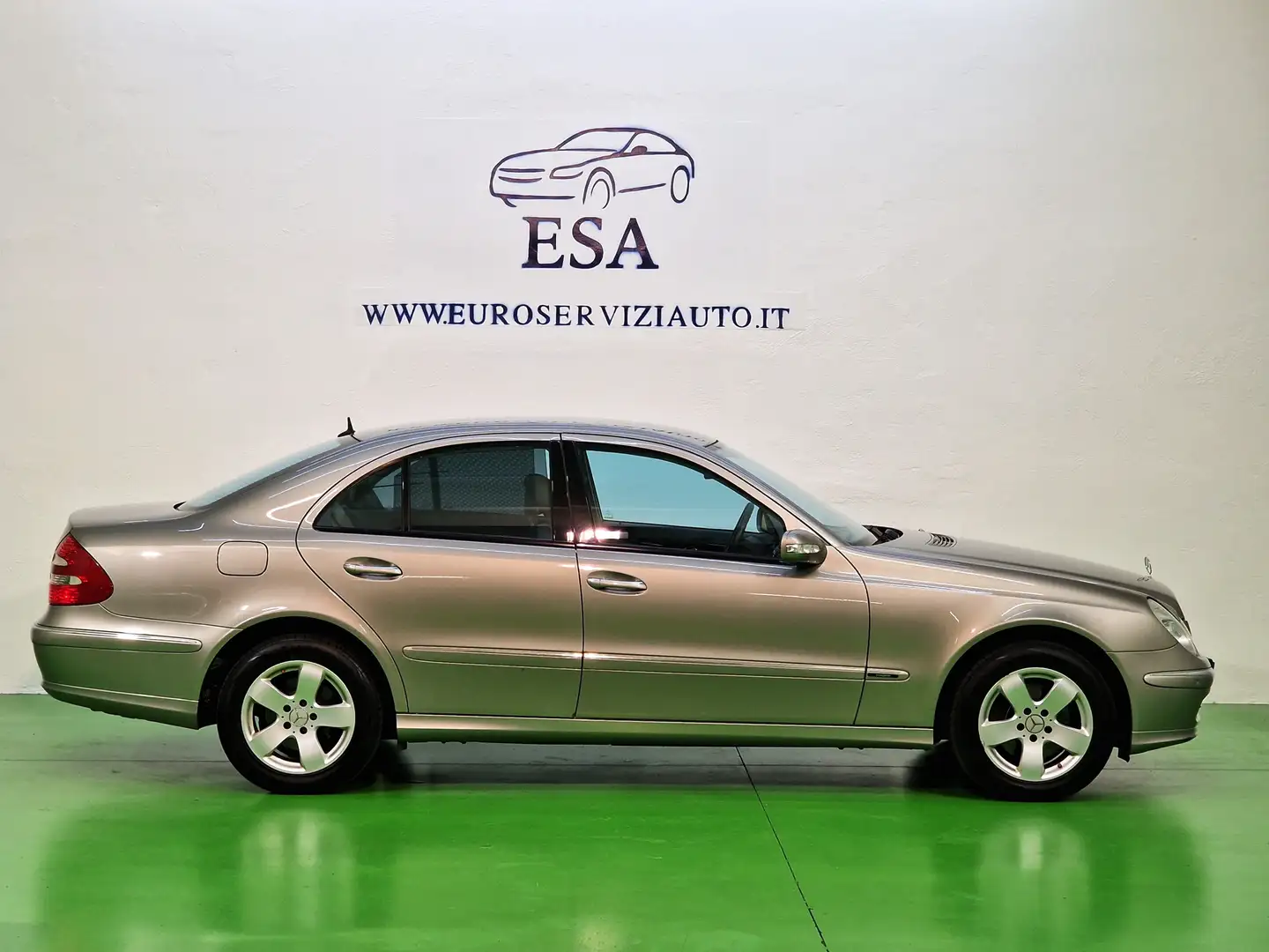 Mercedes-Benz E 320 4matic          avantgarde Grijs - 2