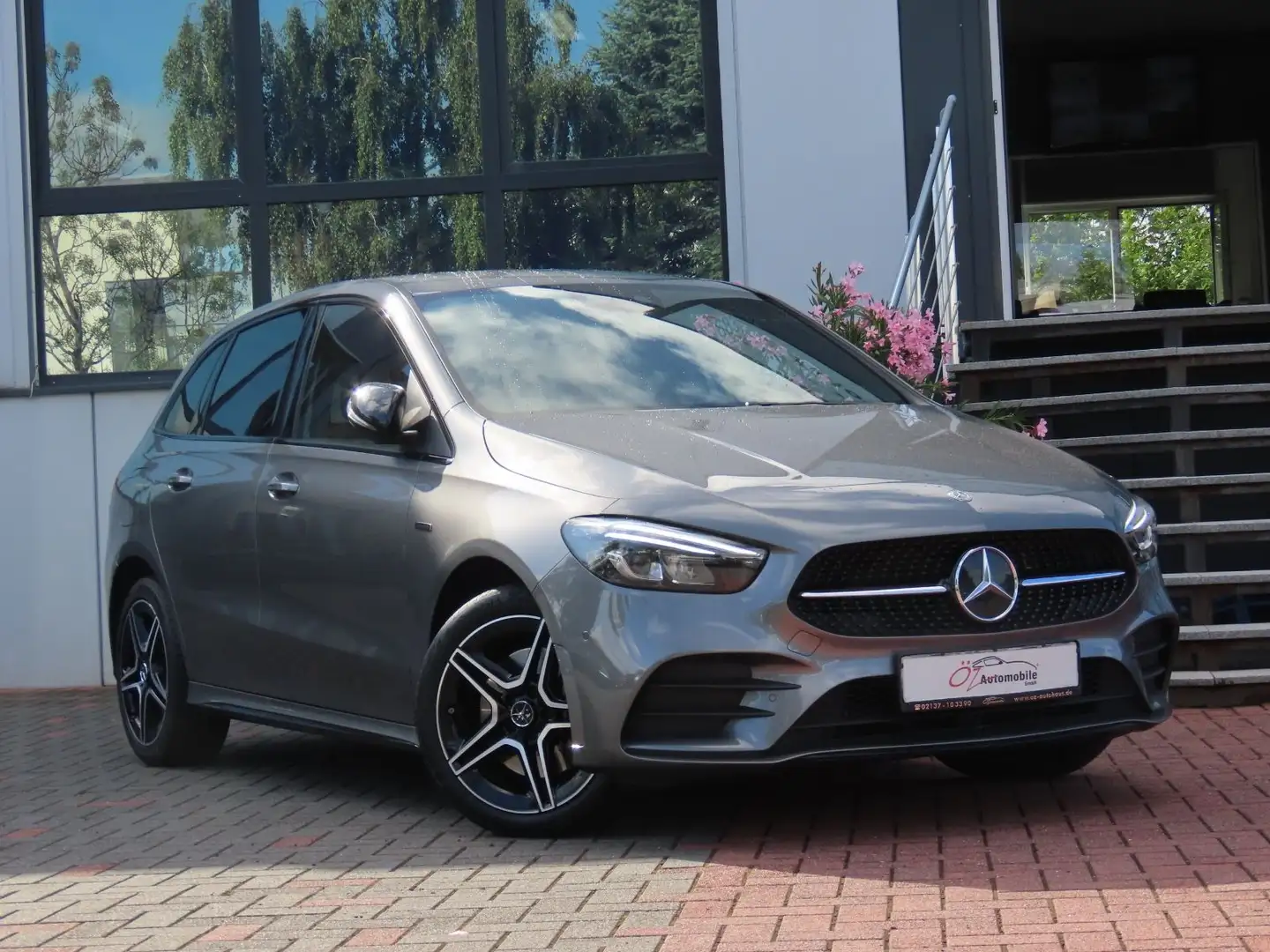 Mercedes-Benz B 250 B250e Autom. Ambiente CarPlay Navigation Grau - 1