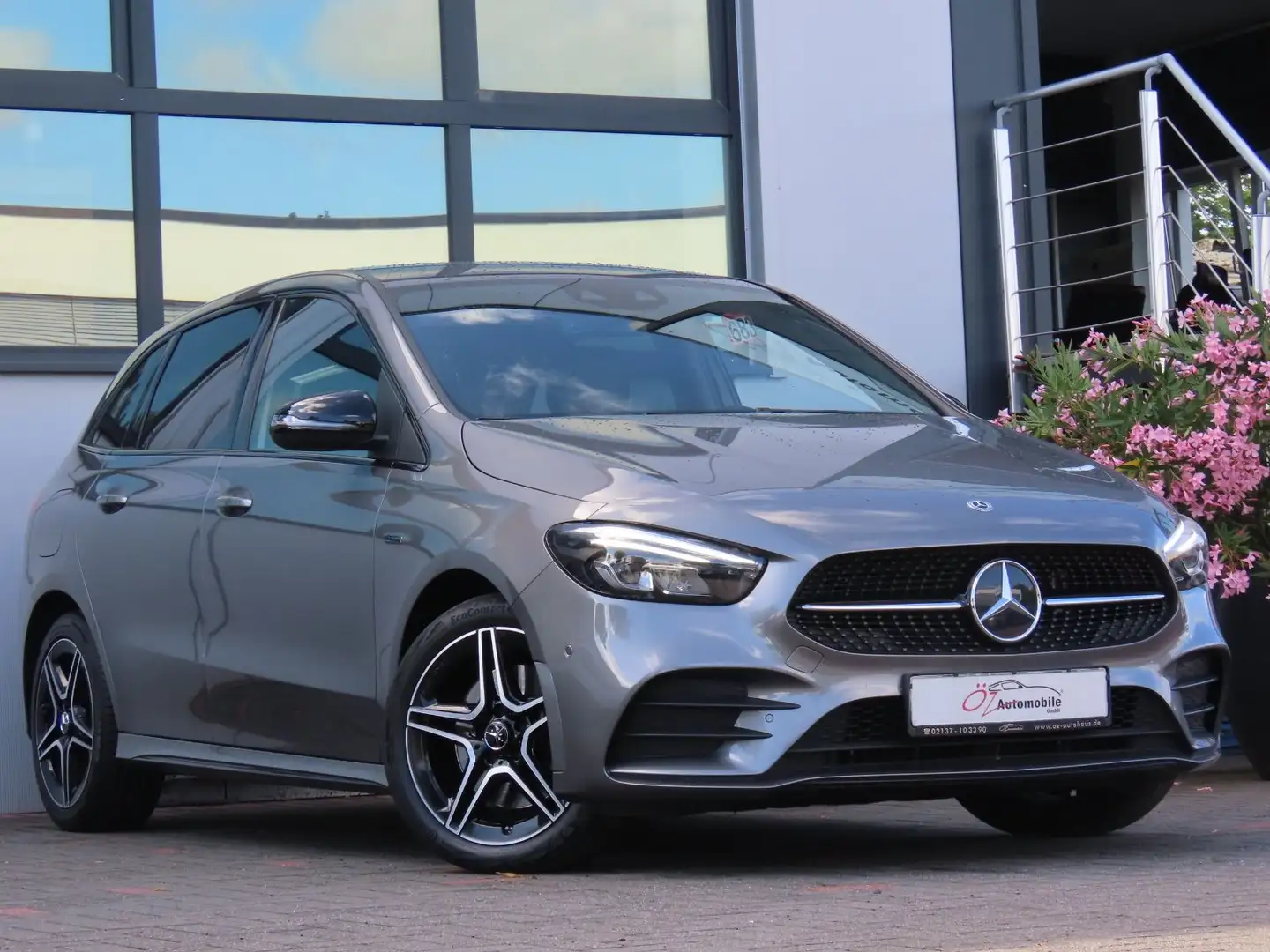 Mercedes-Benz B 250 B250e Autom. Ambiente CarPlay Navigation Grau - 2