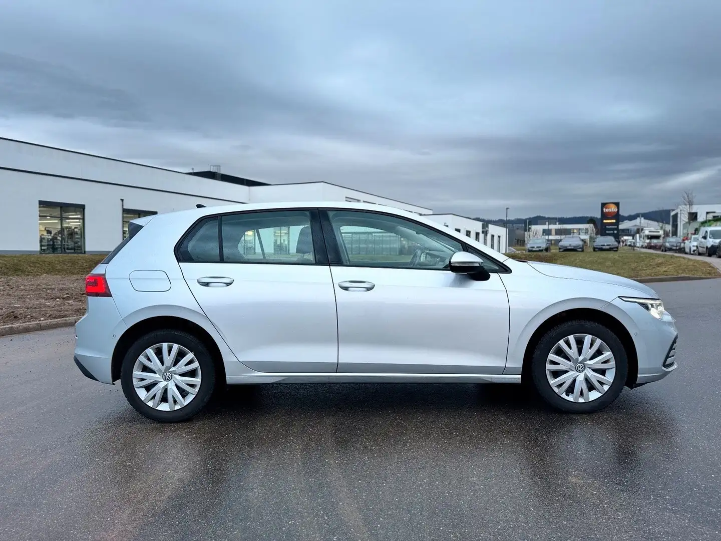 Volkswagen Golf VIII Lim. Life 2.0TDI Matrix LED Pano AHK Silber - 2