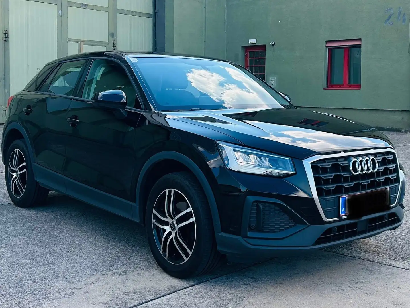 Audi Q2 30 TFSI intense Schwarz - 2