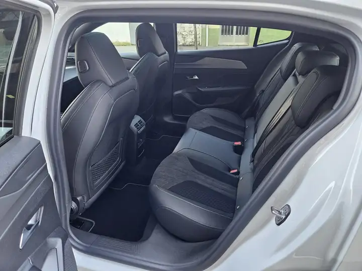 Peugeot 408 2025, foto 12
