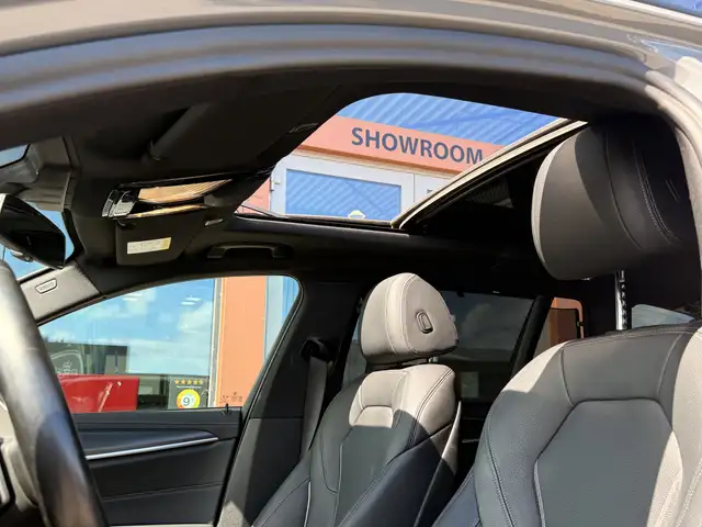 BMW 5 Series view 6