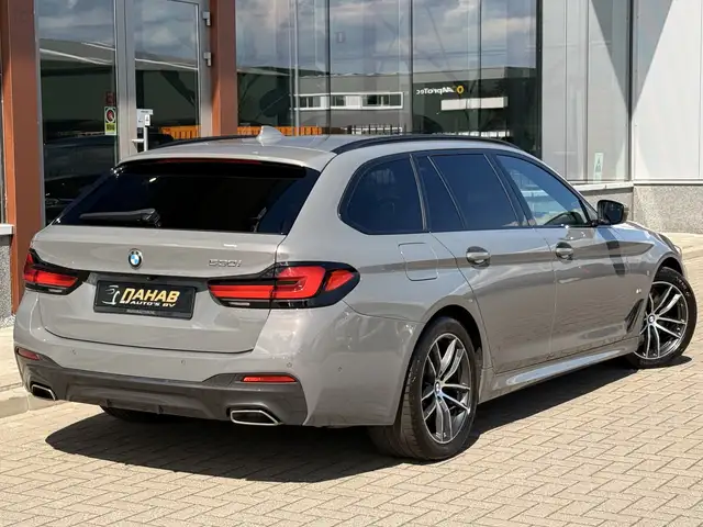 BMW 5 Series view 14