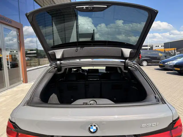 BMW 5 Series view 16