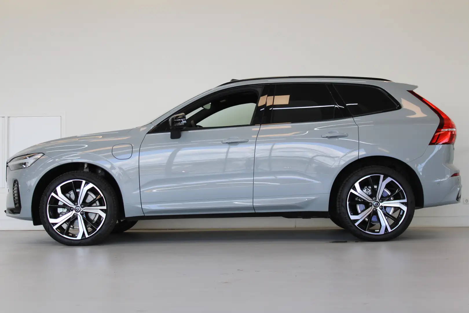 Volvo XC60 T6 350PK AWD Plus Dark | Trekhaak | 21" | Sportsto Grijs - 2