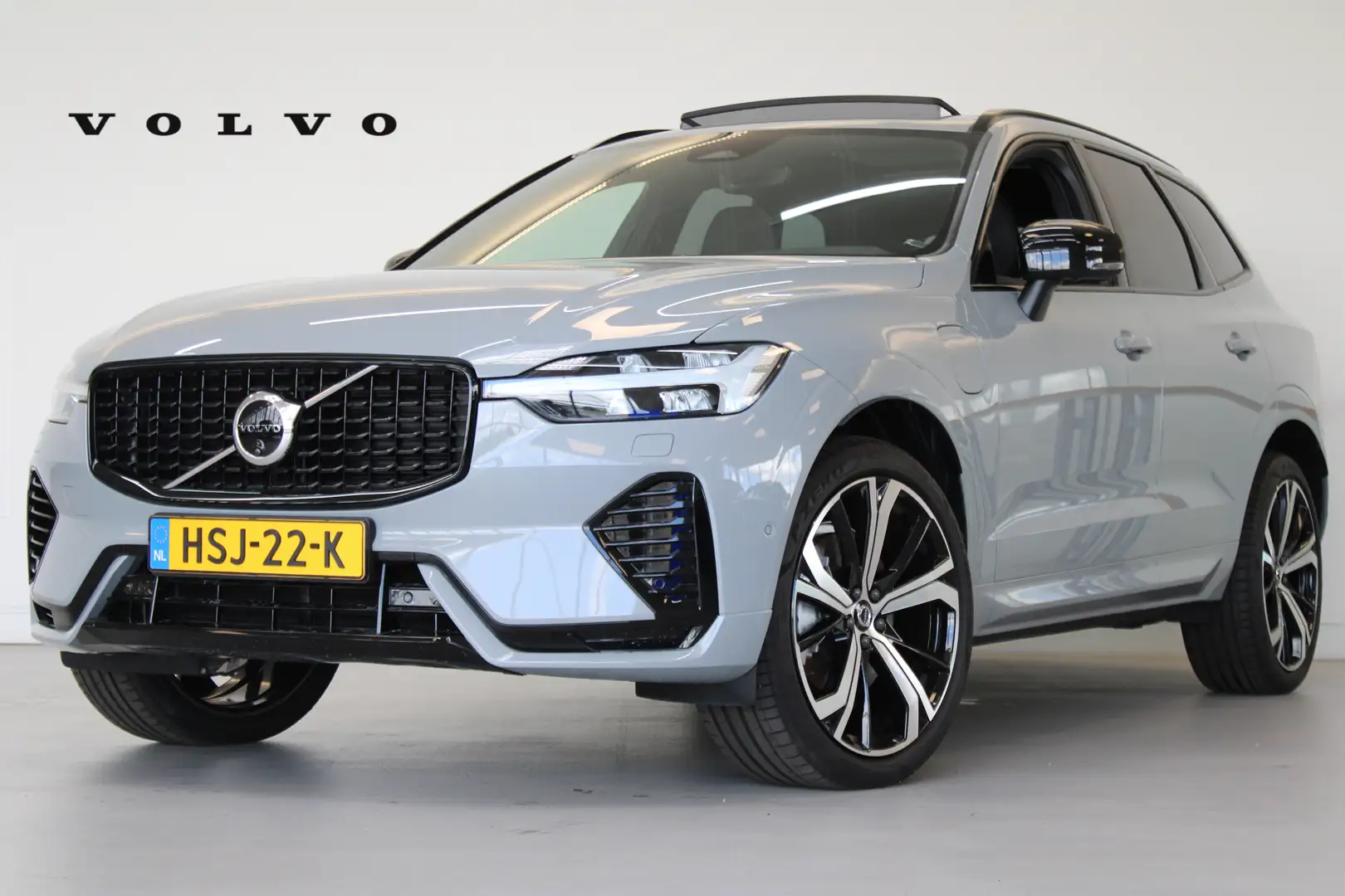 Volvo XC60 T6 350PK AWD Plus Dark | Trekhaak | 21" | Sportsto Grijs - 1