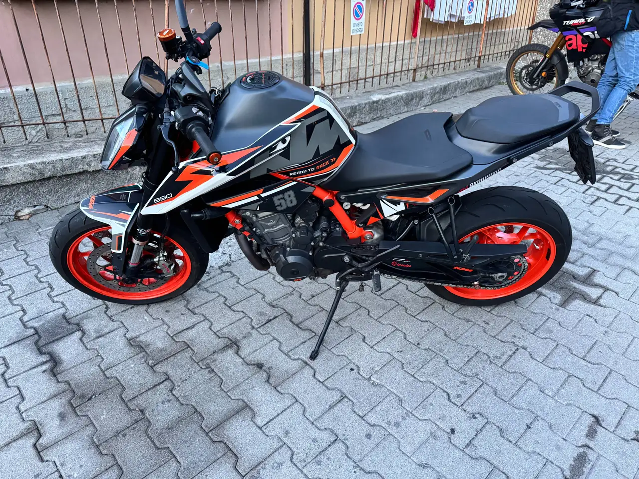 KTM 890 Duke R