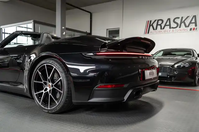 Porsche 911 view 12