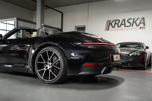 Porsche 911 view 11