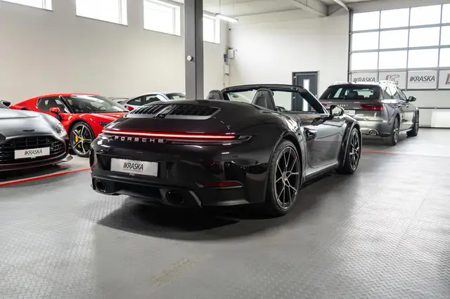 Porsche 911 view 9