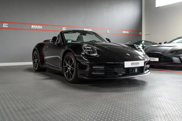 Porsche 911 view 7