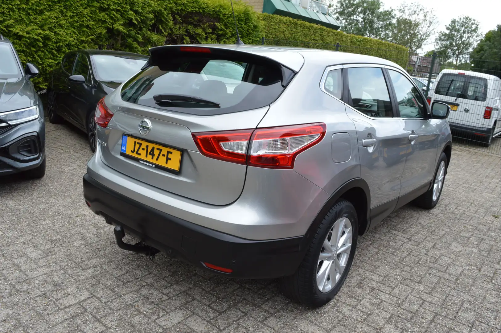 Nissan Qashqai 1.2 Connect Edition Clima / Cruise control / Dab / Grau - 2