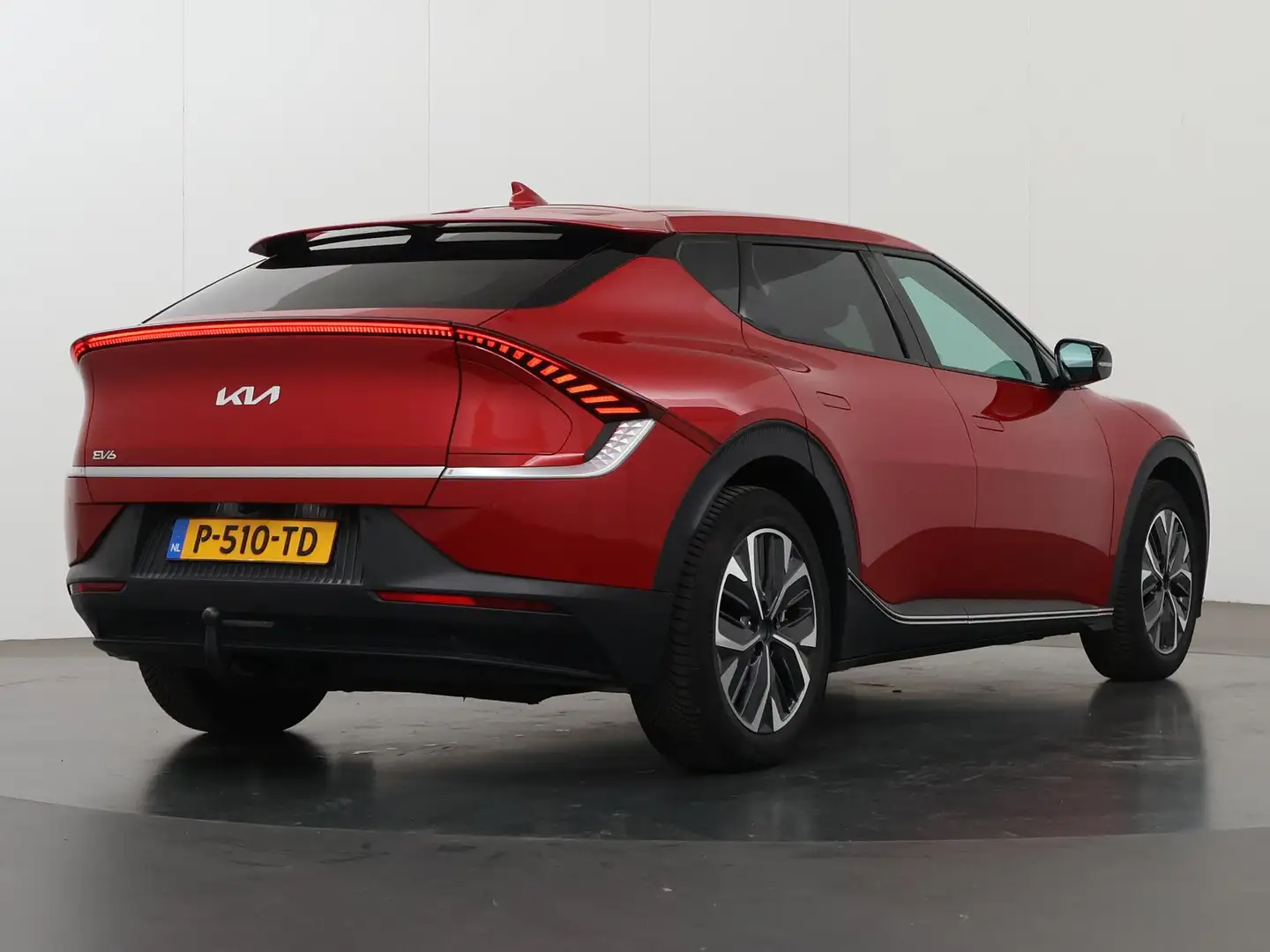 Kia EV6 Air 58 kWh | Trekhaak | Navigatie | Parkeercamera Rosso - 2