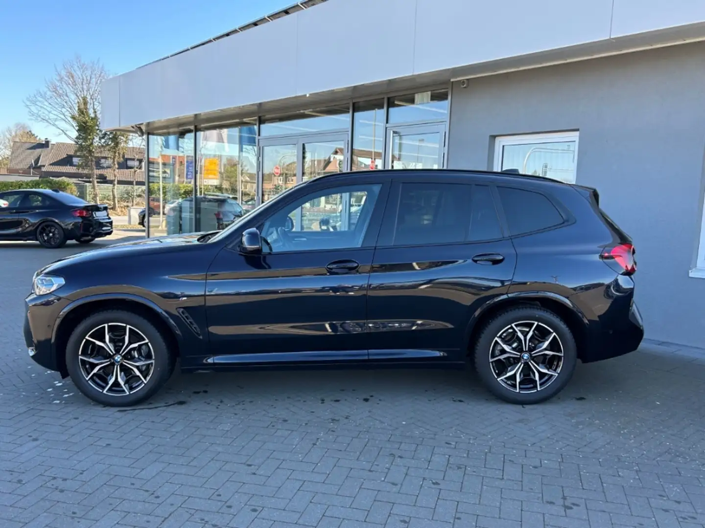 BMW X3 xDrive 30d M Sport AHK Pano Harman HUD Schwarz - 2