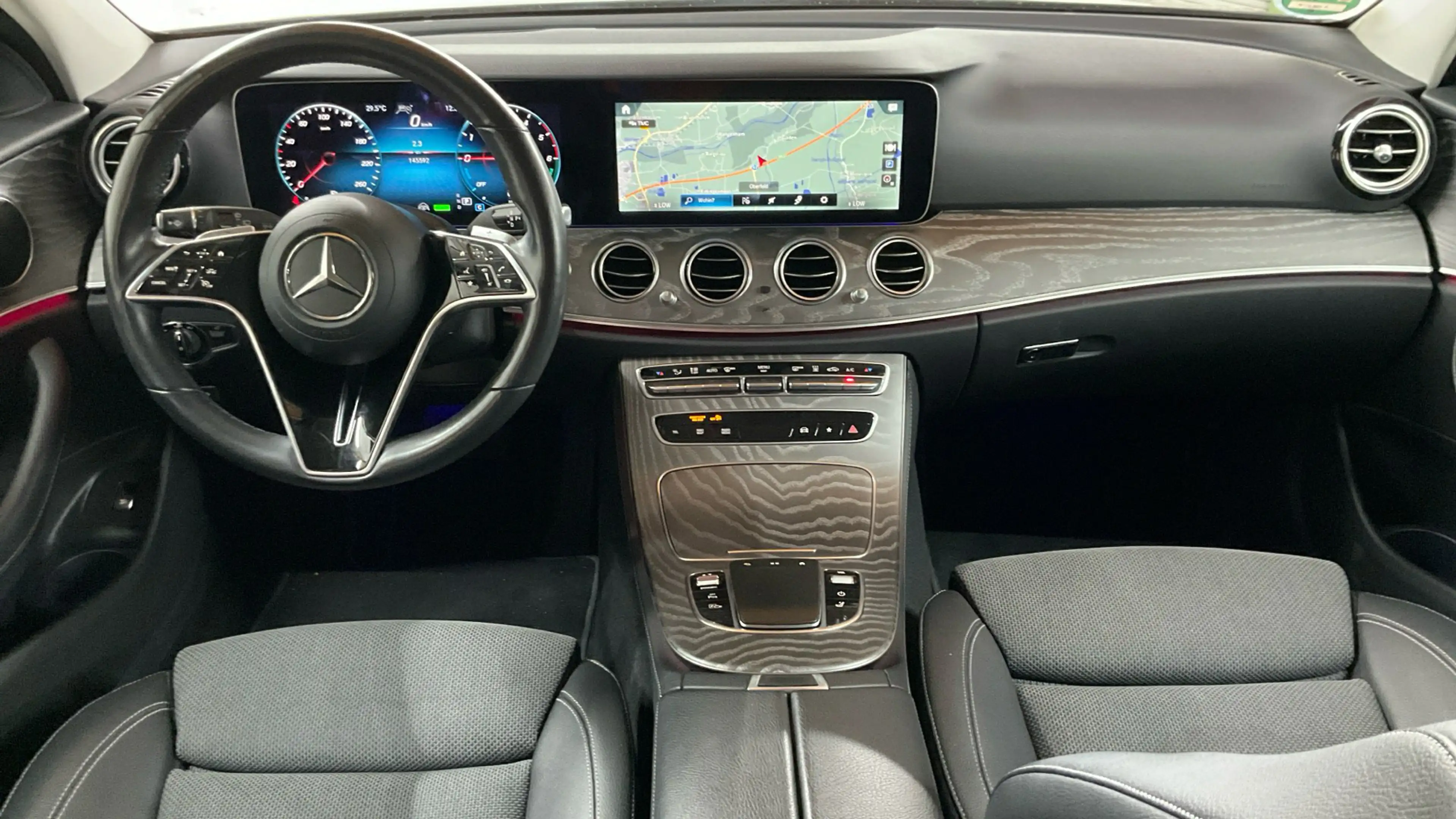 Mercedes-Benz E 300 E 300 NAVI KLIMAAUT LED RADIO TEMPO MFL SHZ VC PDC HUD KAMERA ACC T-Leder Nav Widescreen — photo 6