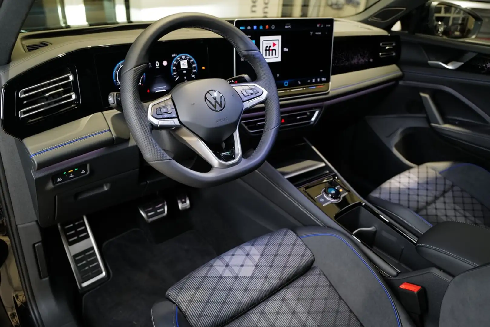 Volkswagen Tiguan 2.0TSI DSG 4M R-Line BlackStyle Pano StdHz HKar... Zwart - 2