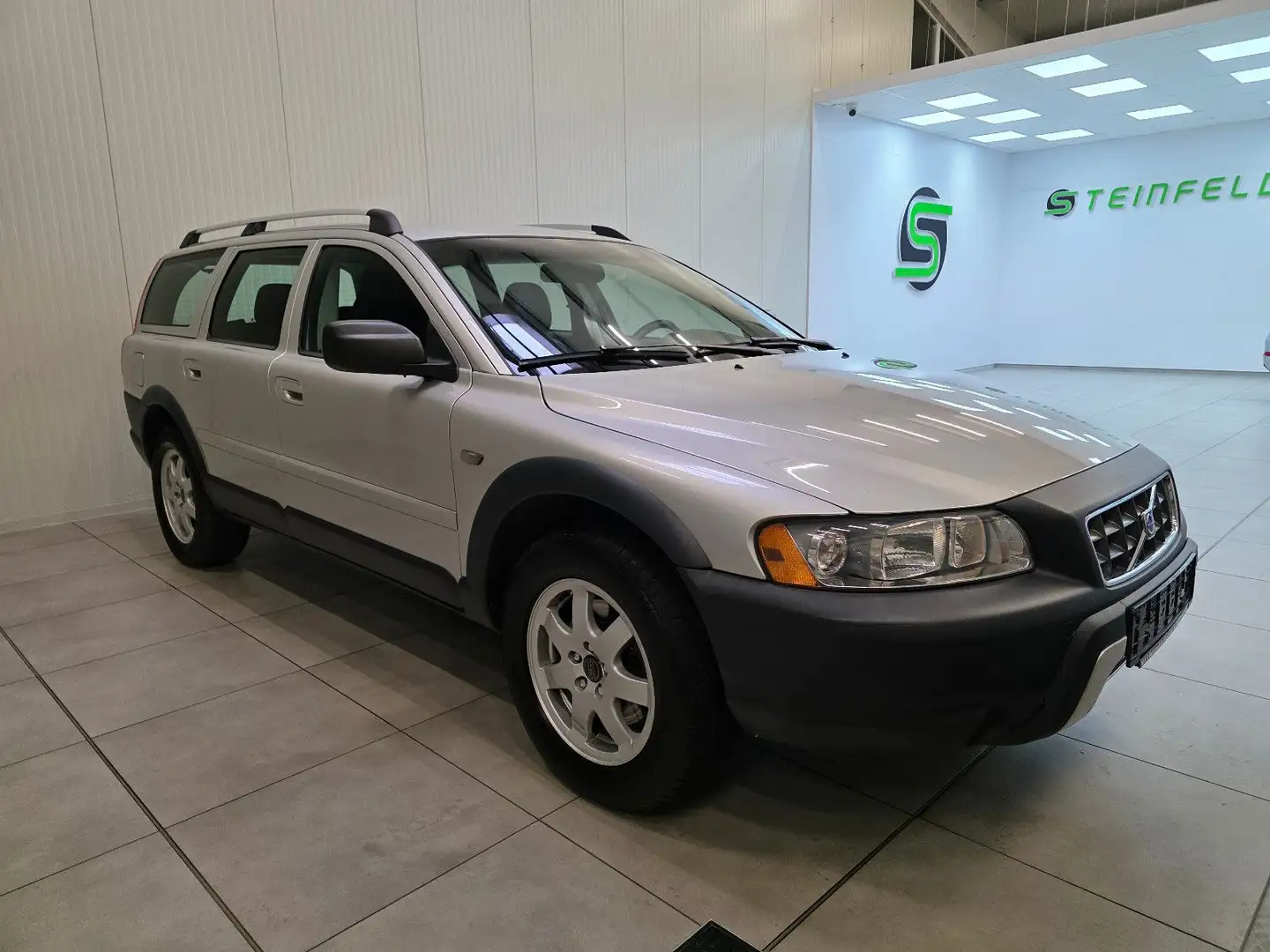 Volvo XC70 D5 AWD Kinetic / LEDER / NAVI / SHZ Silber - 1