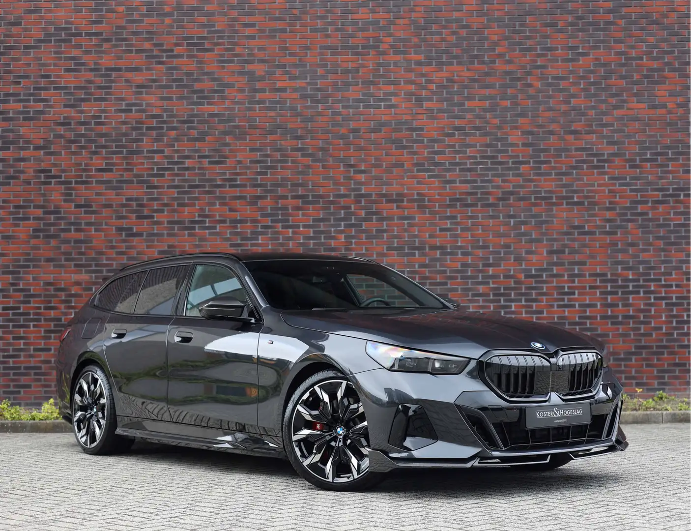 BMW 550 5-serie Touring 550e xDrive | M Performance - Pano Grijs - 1