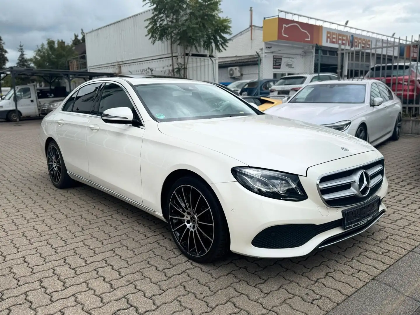 Mercedes-Benz E 300 *LED*KAMERA*S-DACH*TEMPOMAT* Weiß - 1