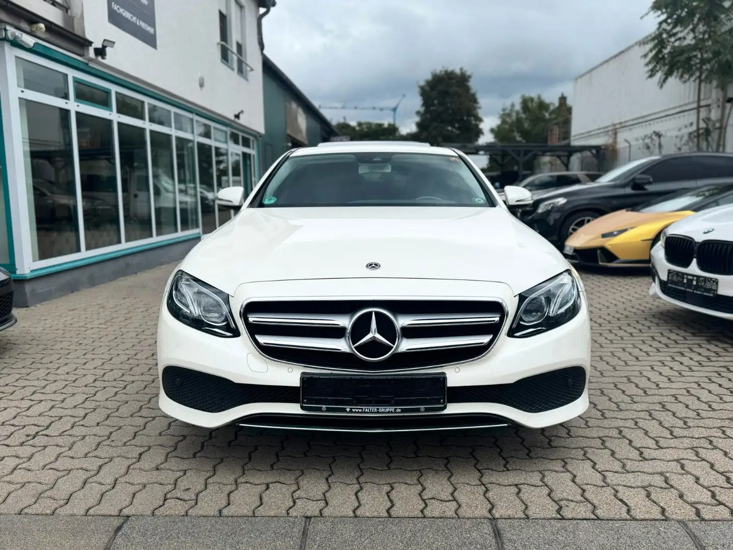 Mercedes-Benz E 300 *LED*KAMERA*S-DACH*TEMPOMAT* Weiß - 2