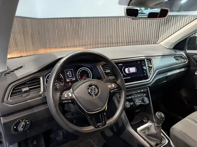 Volkswagen T-Roc view 7