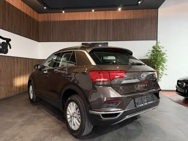 Volkswagen T-Roc view 4