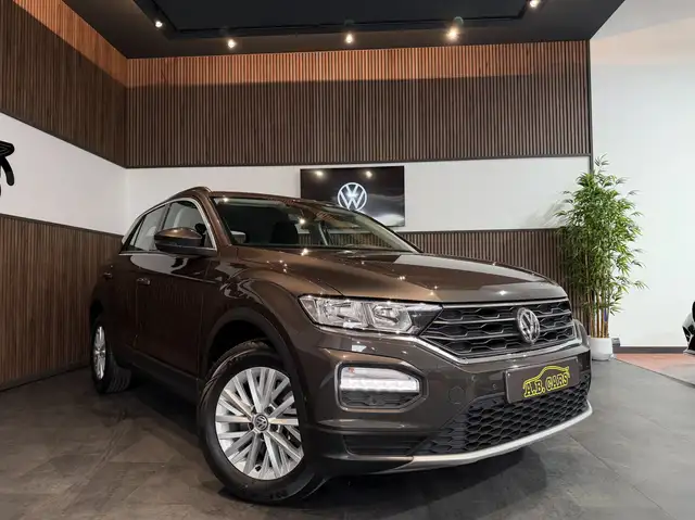 Volkswagen T-Roc view 3