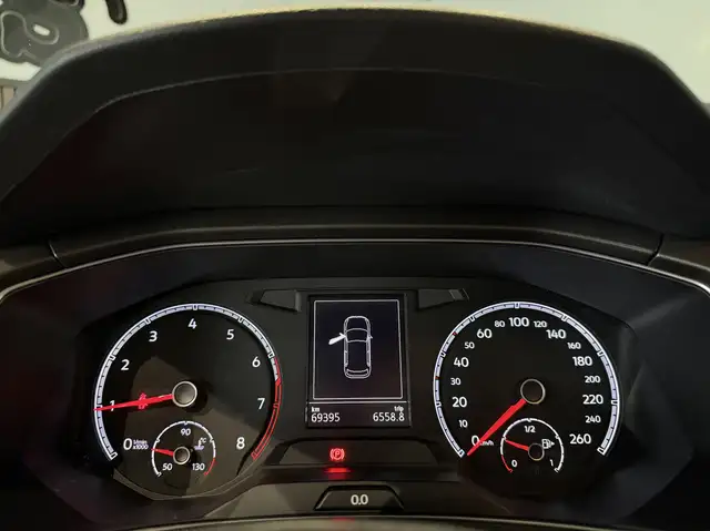 Volkswagen T-Roc view 9