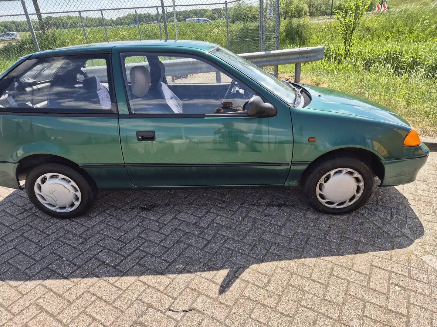Suzuki Swift 1.0 GLS Verde - 1