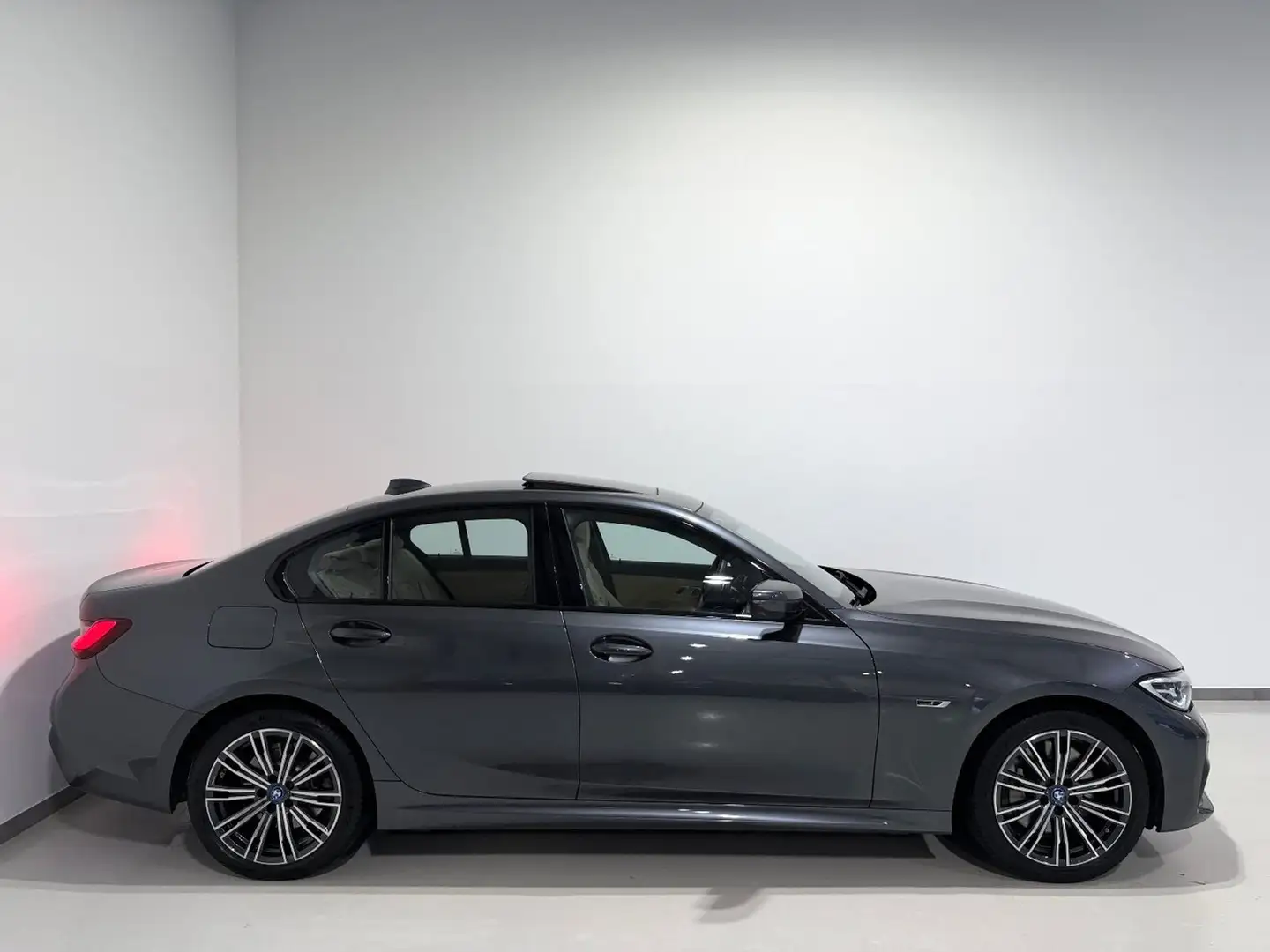 BMW 330 e G20 Aut/M-Sport/Schiebedach/HEAD-UP/AHK/LED Grau - 2