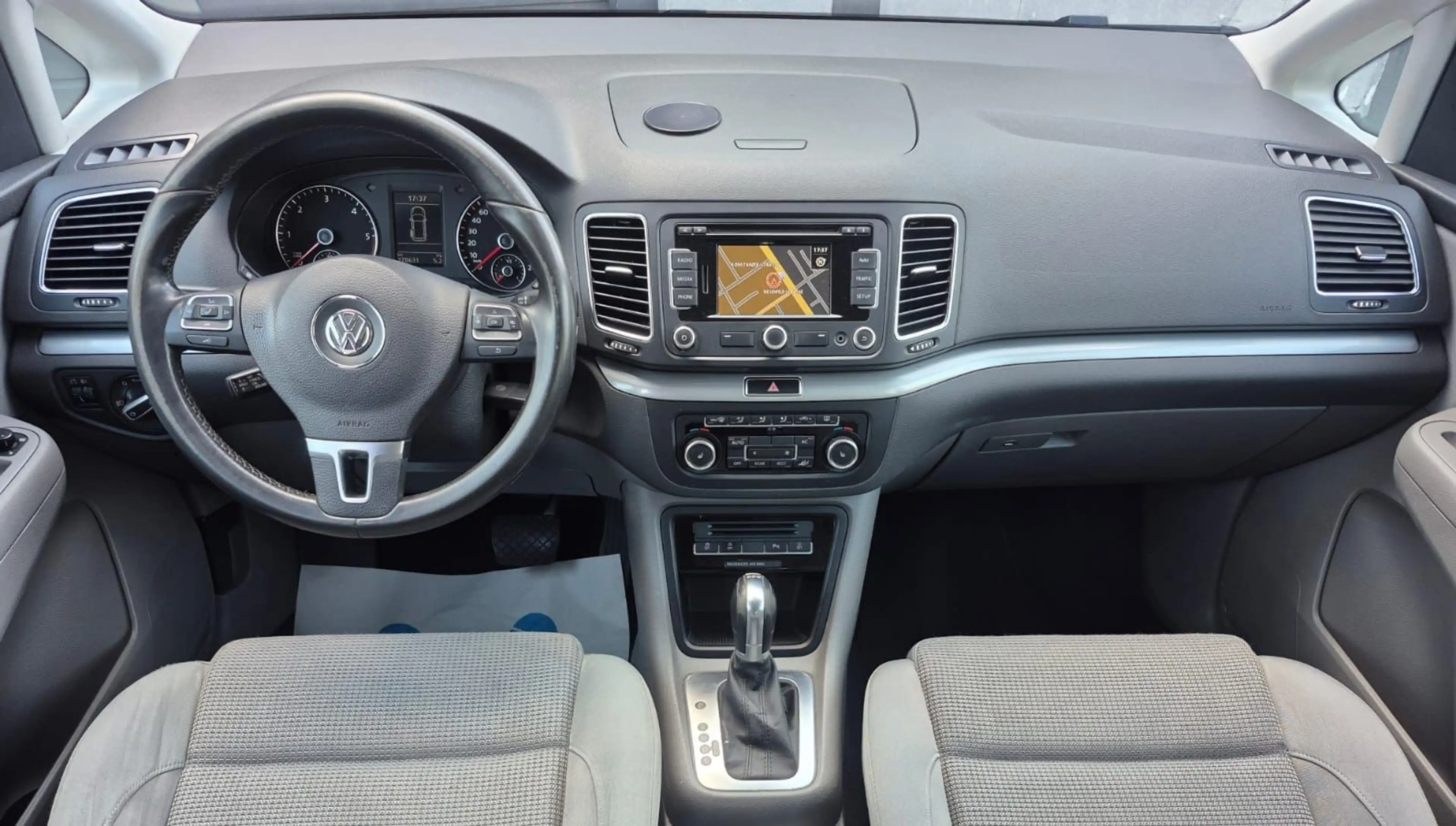 Volkswagen Sharan Comfortline BMT Aut 7 Sitz Temp Navi PDC — photo 12