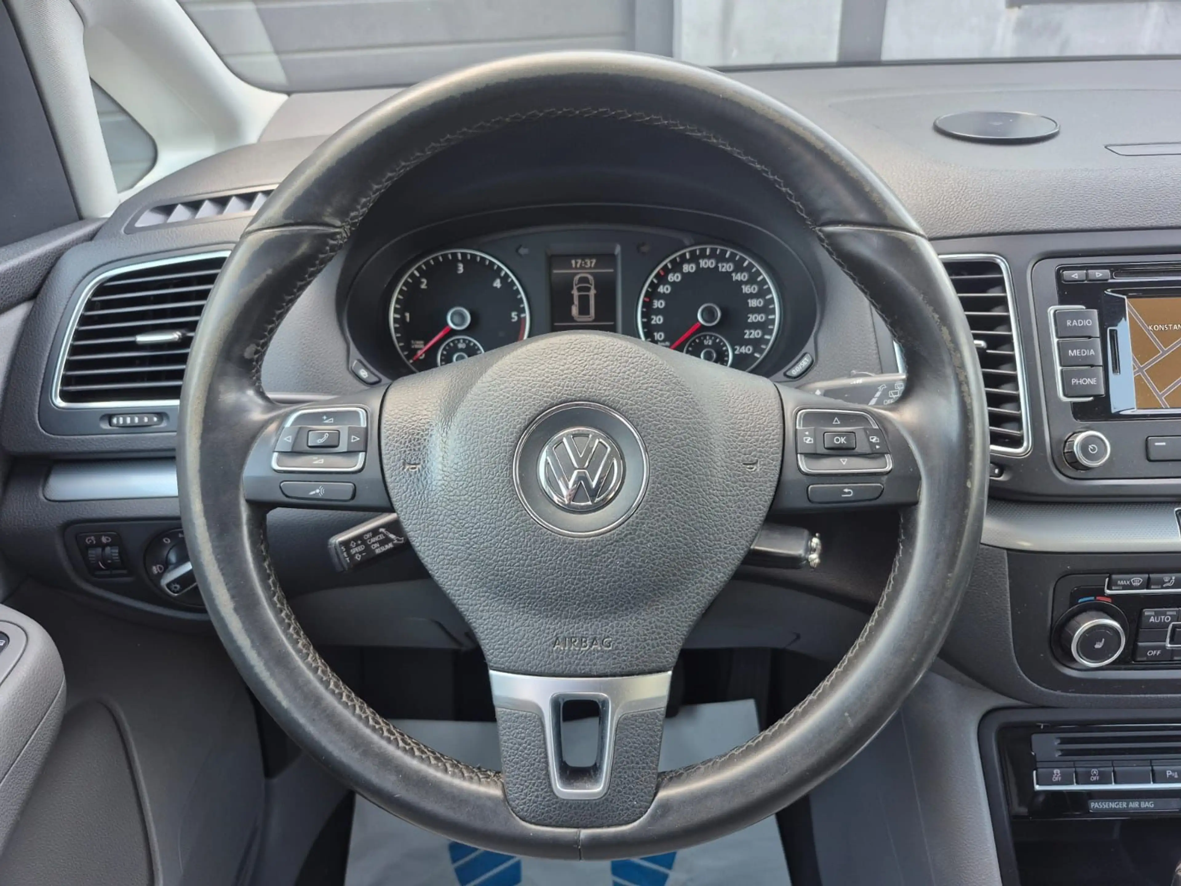 Volkswagen Sharan Comfortline BMT Aut 7 Sitz Temp Navi PDC — photo 11