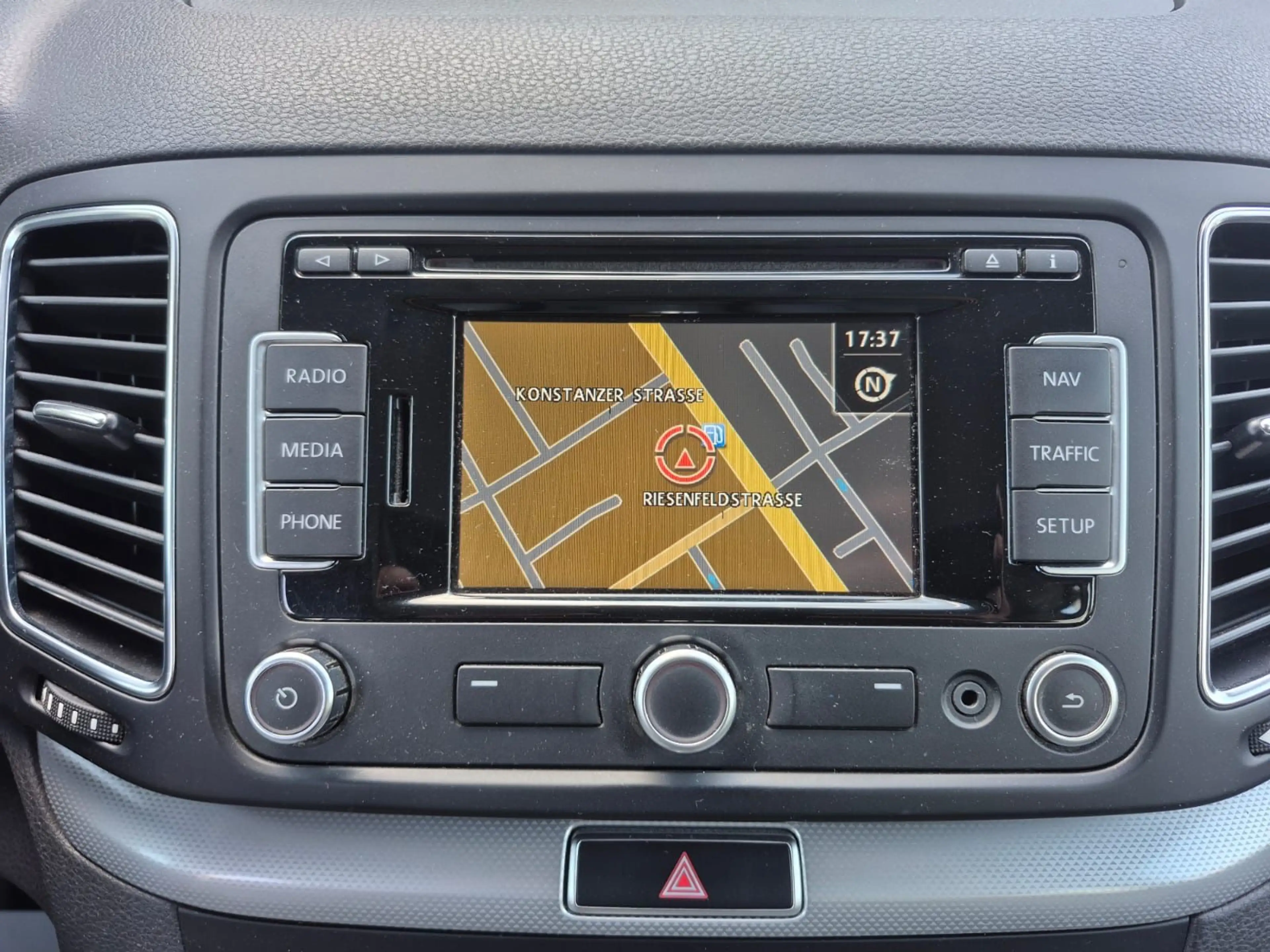 Volkswagen Sharan Comfortline BMT Aut 7 Sitz Temp Navi PDC — photo 14