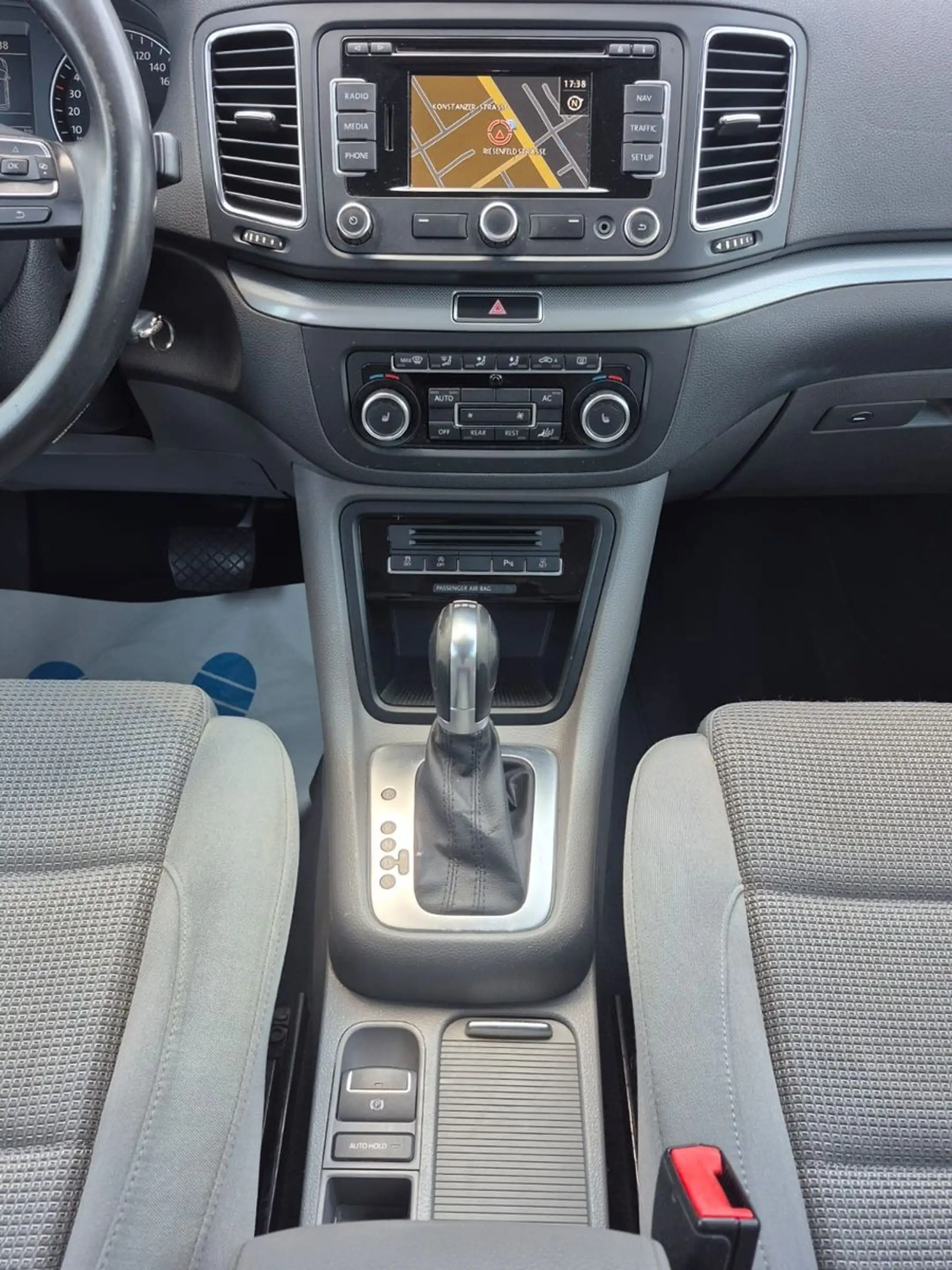 Volkswagen Sharan Comfortline BMT Aut 7 Sitz Temp Navi PDC — photo 13