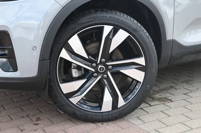 Volvo XC40 view 11
